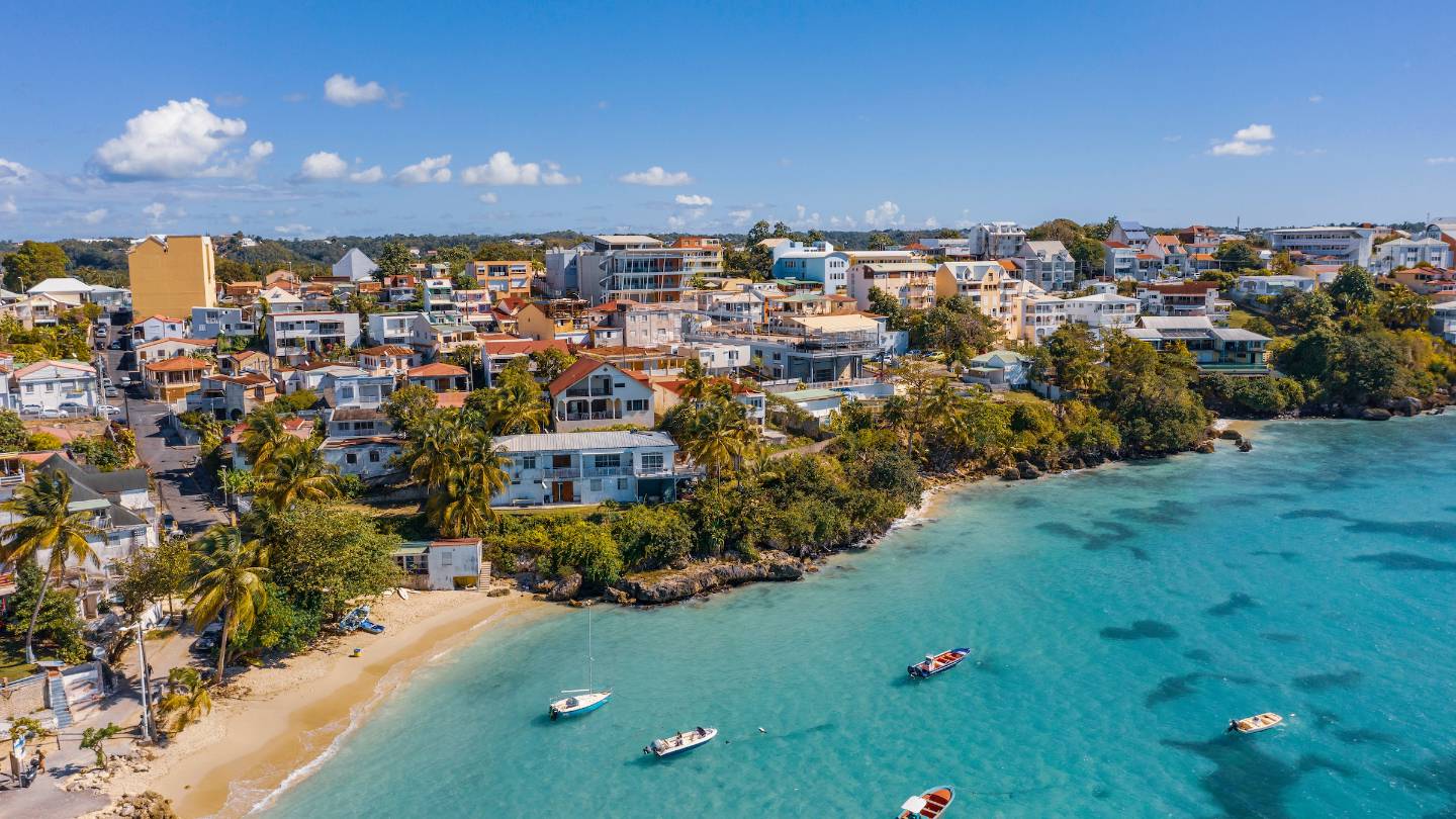 Guadeloupe et Martinique : quelle banque est la moins chère dans les Antilles ?