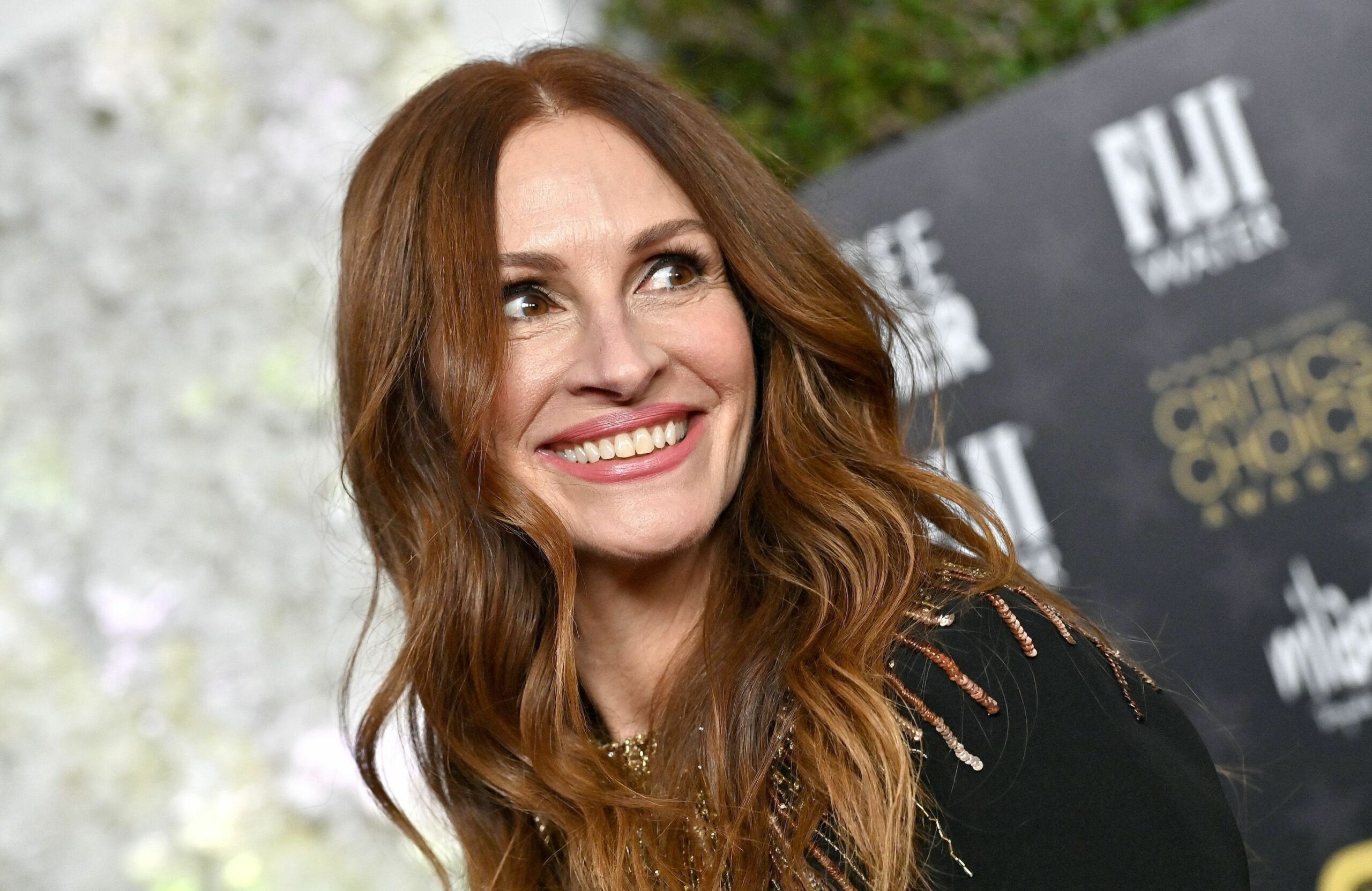 Julia Roberts étonne avec ce tailleur-short élégant
