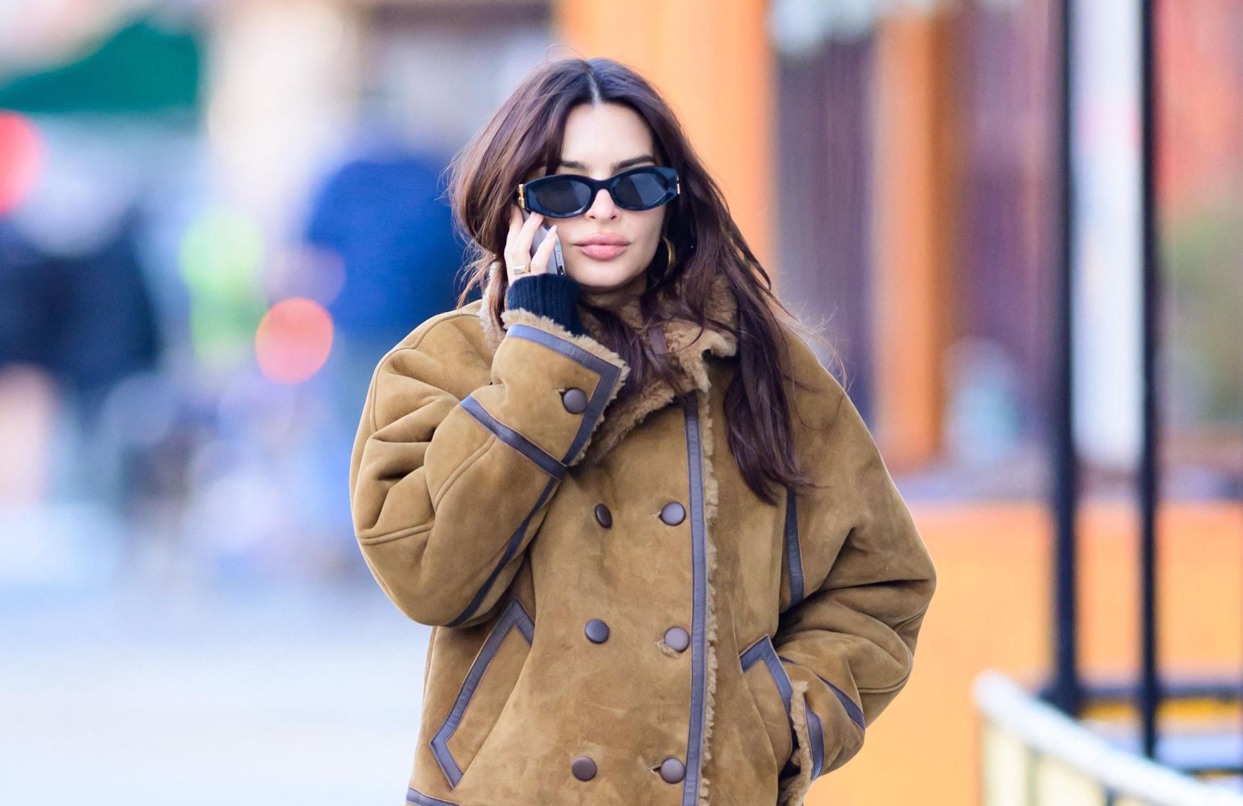 Emily Ratajkowski craque pour une peau lainée de cette marque de prêt-à-porter française