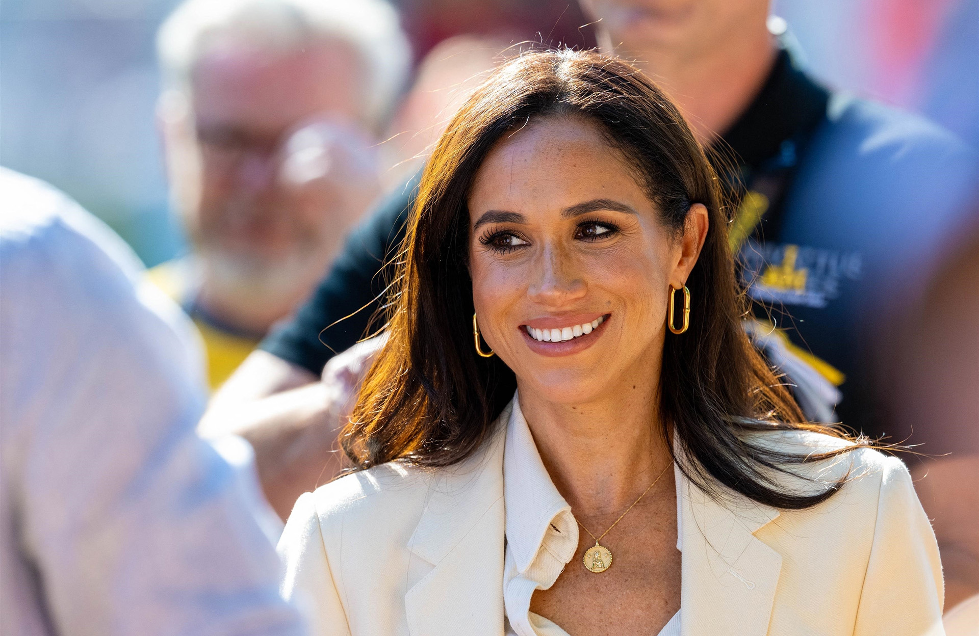 En total look noir, Meghan Markle fait sensation en Jamaïque