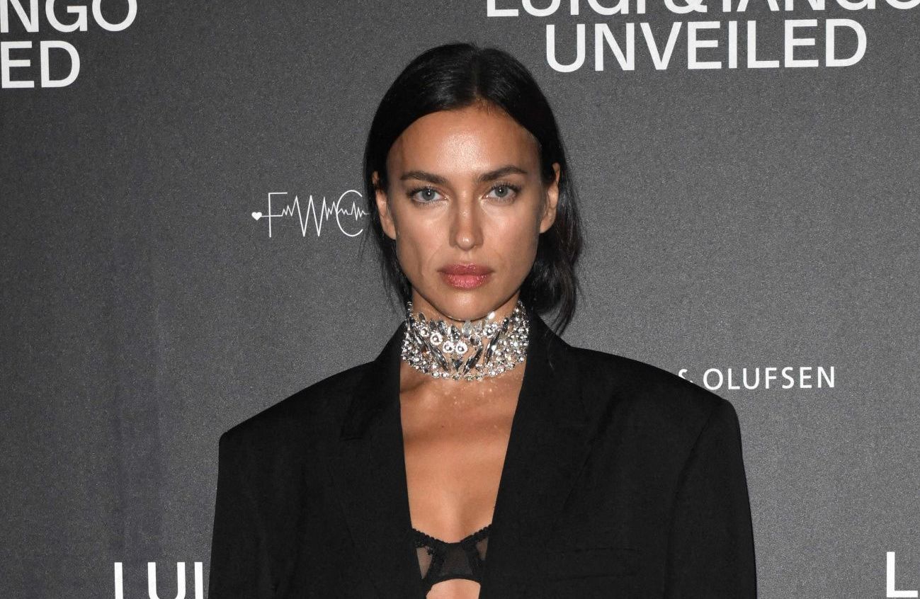 Irina Shayk twiste le bomber de manière féminine et tendance