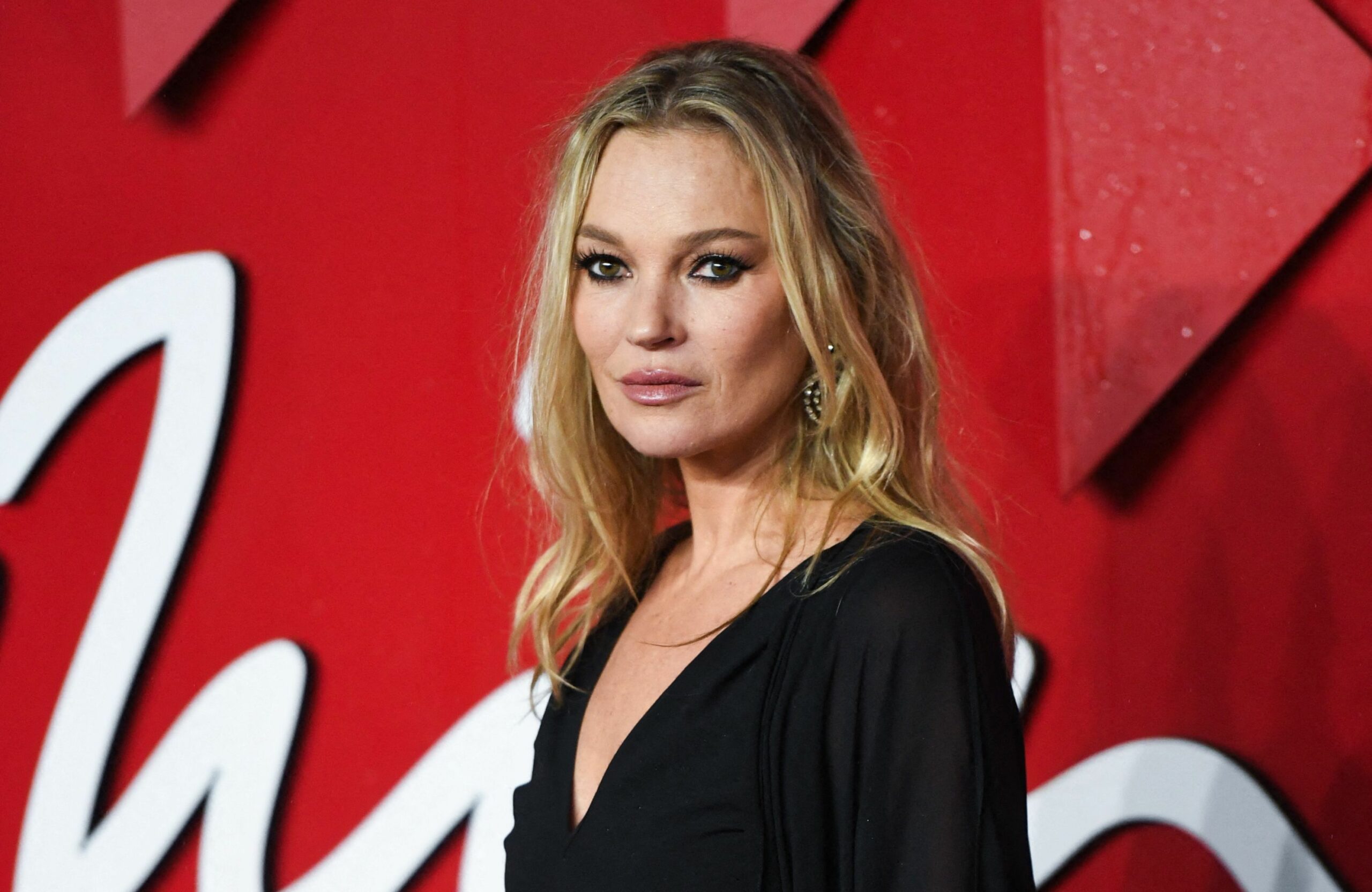 Kate Moss : sublime en robe en dentelle transparente pour fêter ses 50 ans à Paris