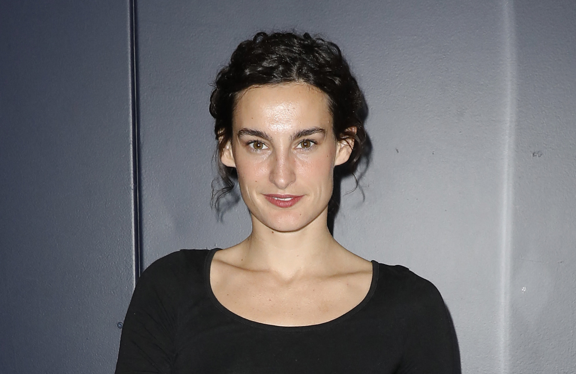 La fille d’Ines de la Fressange, Nine d’Urso, impressionne dans un look façon déesse grecque à la première de « Cristóbal Balenciaga »