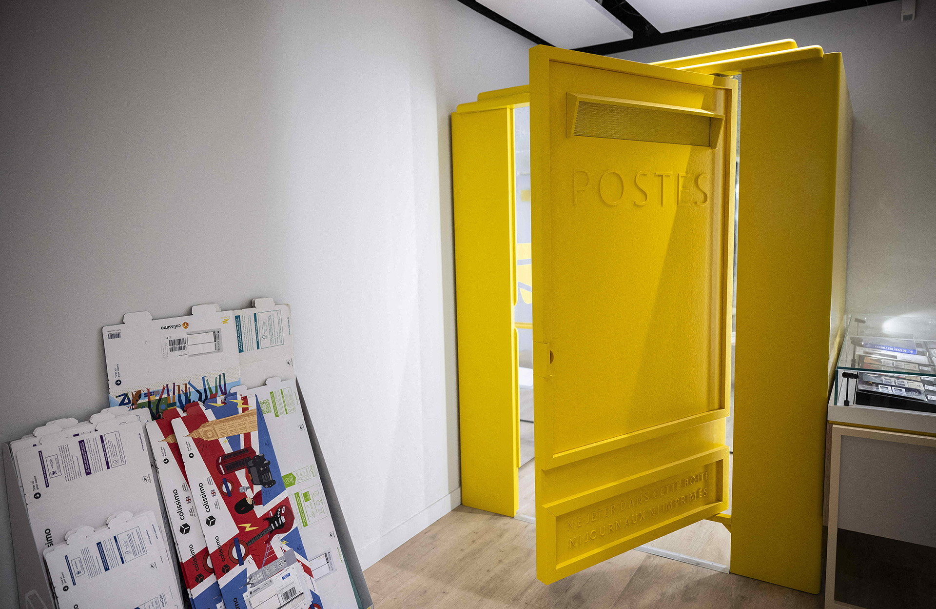 La Poste ouvre des cabines d’essayage en forme de boîte aux lettres dans ses bureaux