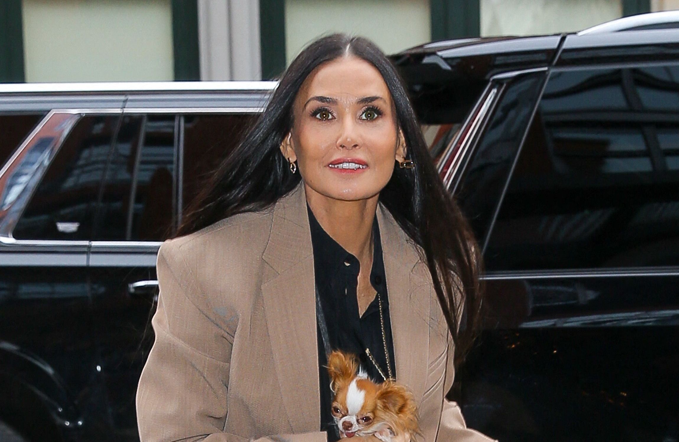 Demi Moore adopte cet ensemble typiquement français