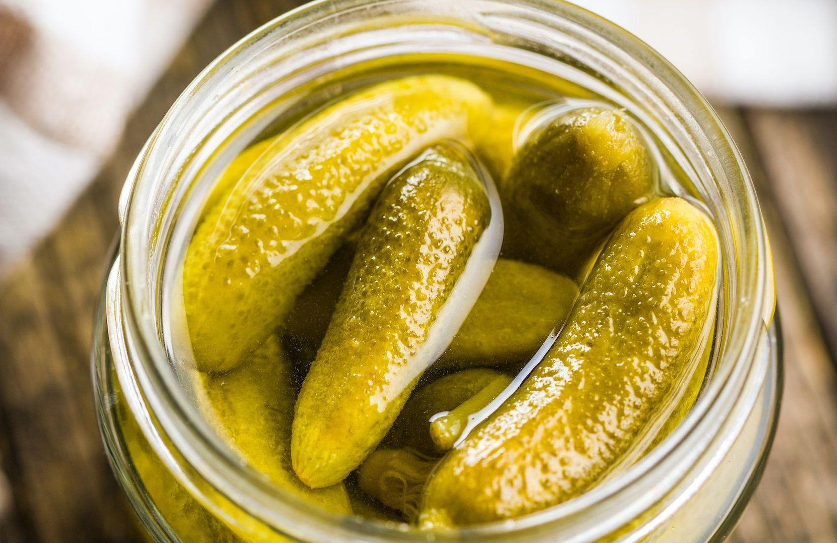 Fini le gaspillage : voici comment recycler l’eau des cornichons