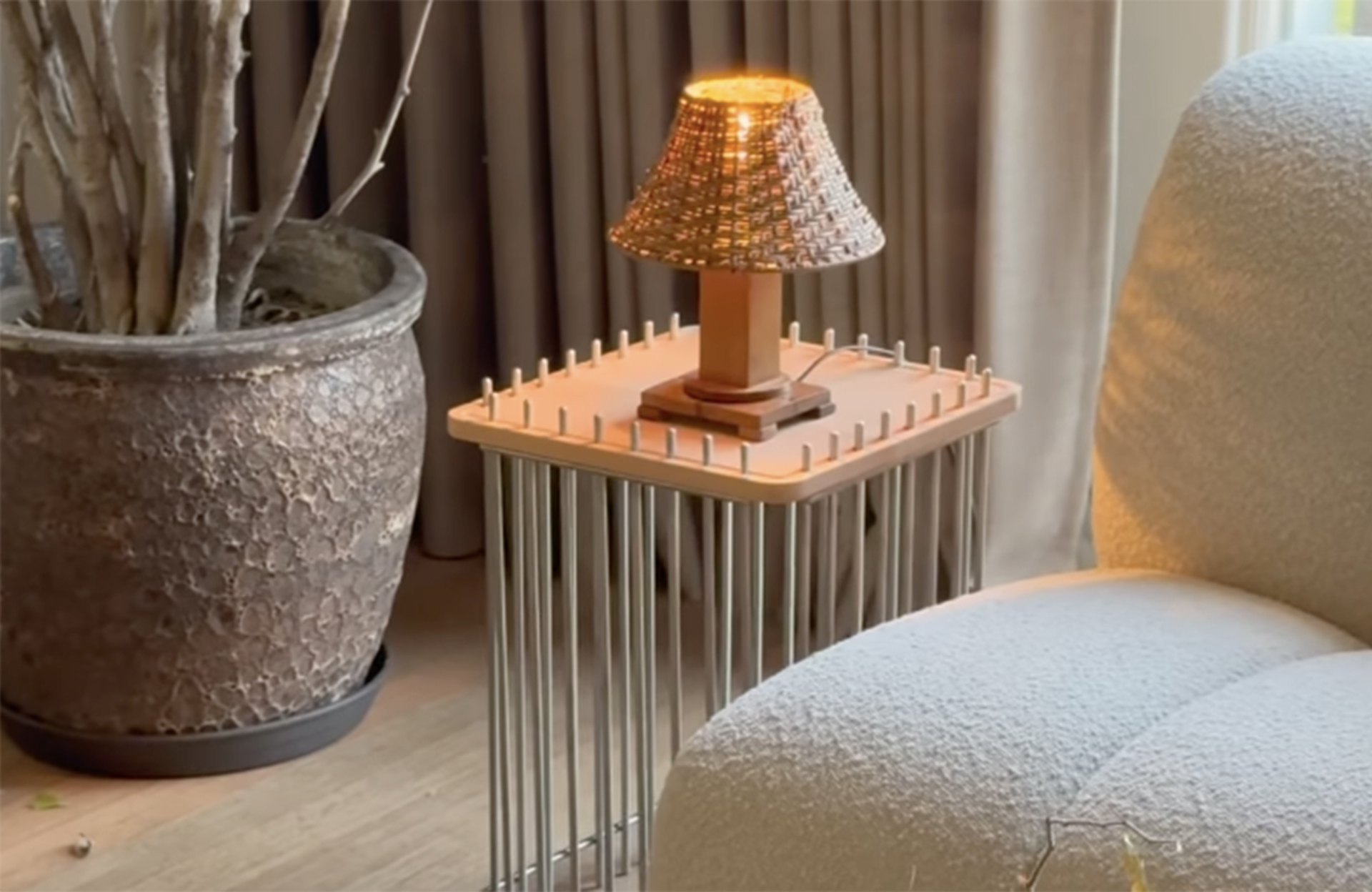 IKEA hack : de dessous-de-plat banal à table d’appoint design