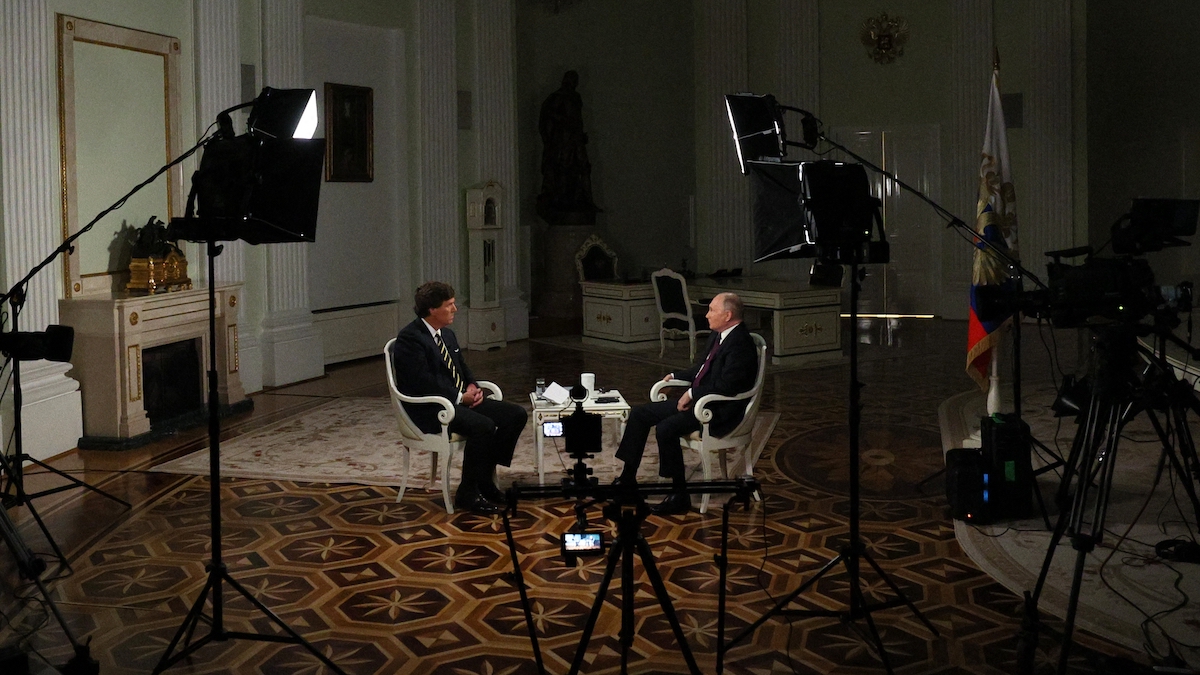 Vladimir Poutine au micro de Tucker Carlson: une aubaine politique pour Donald Trump