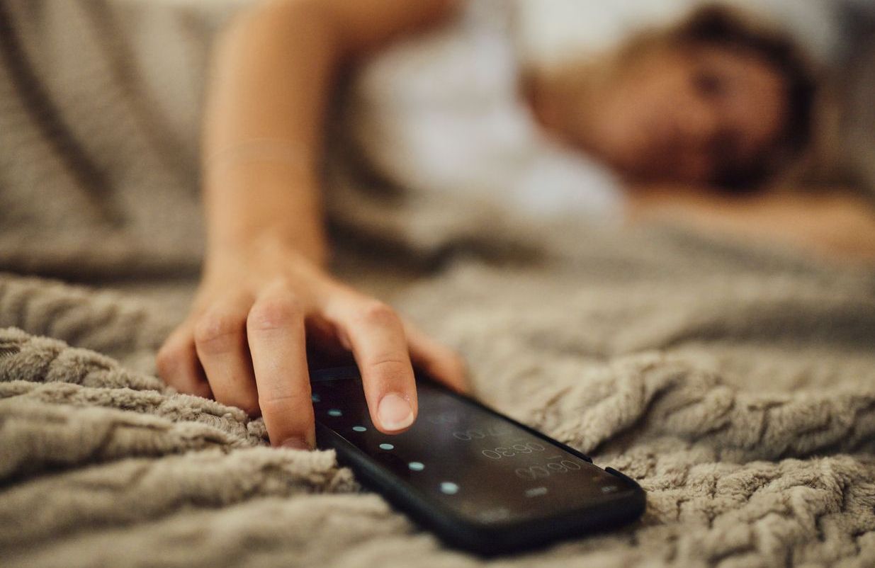 Sommeil : pourquoi est-il déconseillé de se réveiller avec l’alarme de son téléphone ?